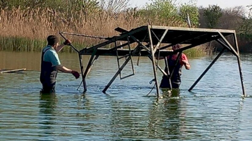 A 10 db stéget a vízben csavarozták össze.