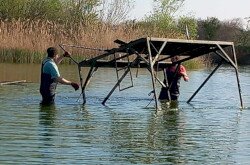 A 10 db stéget a vízben csavarozták össze.