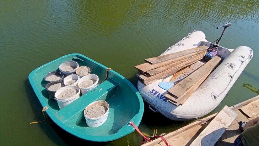 A beszállítást csónakokkal végezték.