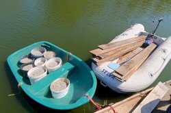 A beszállítást csónakokkal végezték.