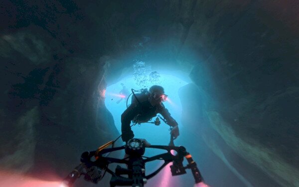 A Hévízi-tó rejtett barlangjainak nyomában