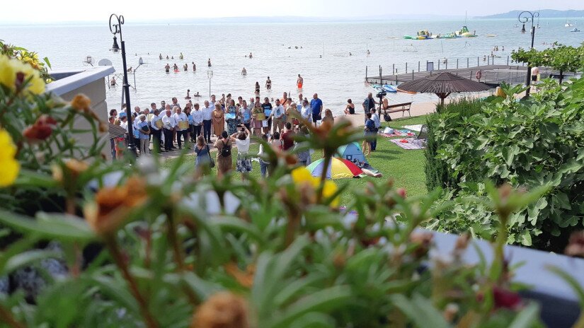 A díjazottak a csopaki strandon, a jubileumi díjátadó helyszínén