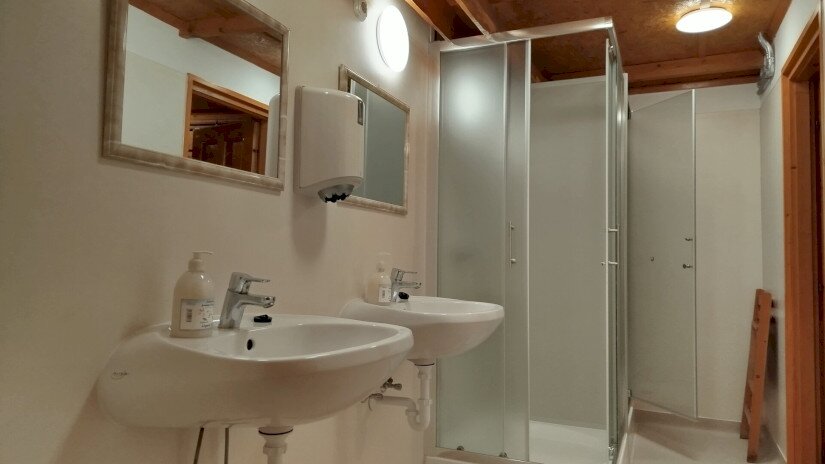 A felújított tetőtéri női fürdőszoba