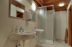 A felújított tetőtéri női fürdőszoba