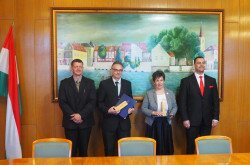 A fotón balról, Réwész (Kudlik) Dávid,  a Berger Károly-díj alapítója, középen Szilaj Rezsőés  Károly Margit kitüntetettek, jobbról a város képviseletében Dobó Zoltán polgármester