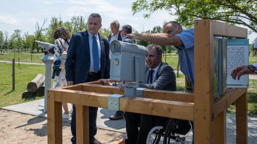 Akadálymentes távcső / az előtérben Puskás Zoltán BfNPI igazgató és Szekeres Pál miniszteri biztos