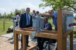 Akadálymentes távcső / az előtérben Puskás Zoltán BfNPI igazgató és Szekeres Pál miniszteri biztos