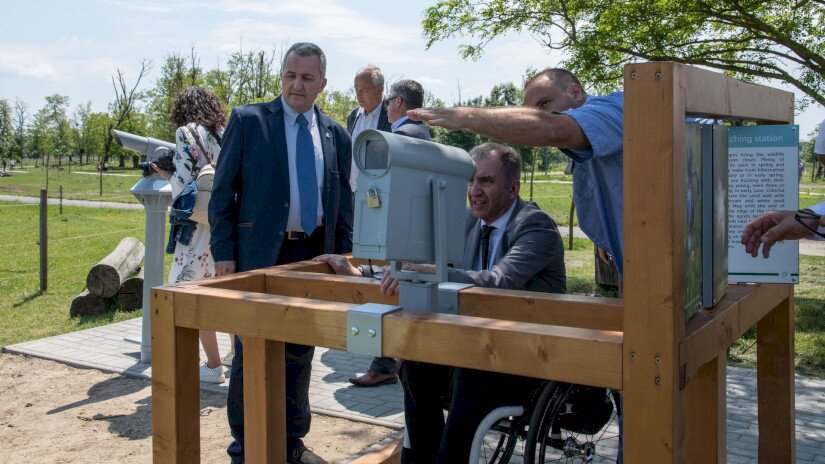 Akadálymentes távcső / az előtérben Puskás Zoltán BfNPI igazgató és Szekeres Pál miniszteri biztos