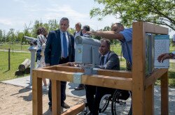 Akadálymentes távcső / az előtérben Puskás Zoltán BfNPI igazgató és Szekeres Pál miniszteri biztos