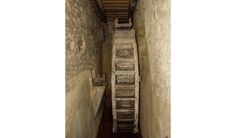 A kerékházban található a 390 cm átmérőjű, felülcsapott vízikerék