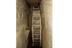 A kerékházban található a 390 cm átmérőjű, felülcsapott vízikerék