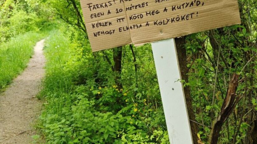A kölykök védelme érdekében valaki kihelyett egy táblát.