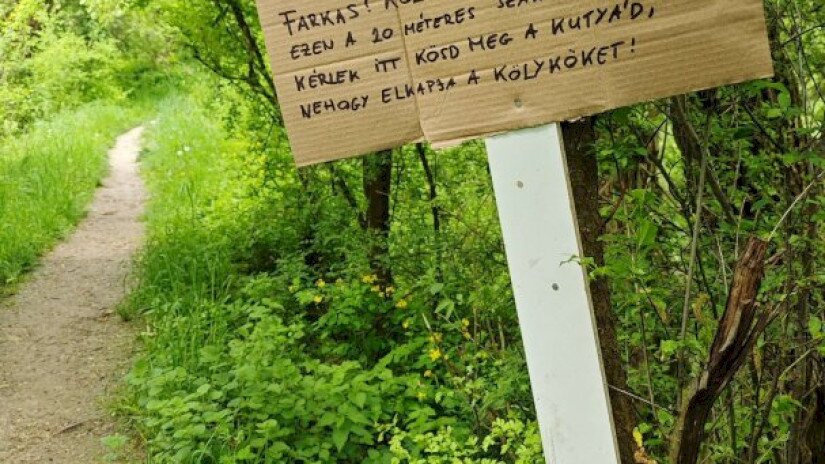 A kölykök védelme érdekében valaki kihelyett egy táblát.