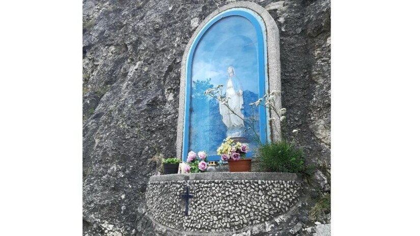 A magyar gurgolya biztos támpontot talált a völgyhíd előtti sziklafalban elhelyezett Szűz Mária szobor talapzatán