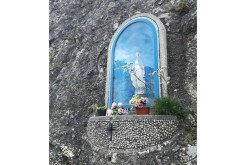 A magyar gurgolya biztos támpontot talált a völgyhíd előtti sziklafalban elhelyezett Szűz Mária szobor talapzatán