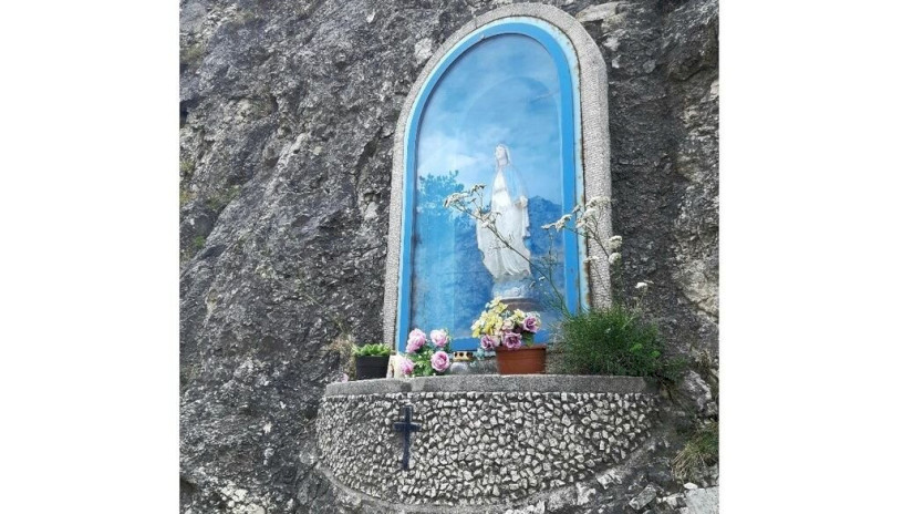 A magyar gurgolya biztos támpontot talált a völgyhíd előtti sziklafalban elhelyezett Szűz Mária szobor talapzatán