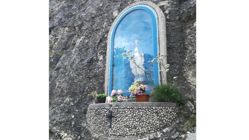 A magyar gurgolya biztos támpontot talált a völgyhíd előtti sziklafalban elhelyezett Szűz Mária szobor talapzatán