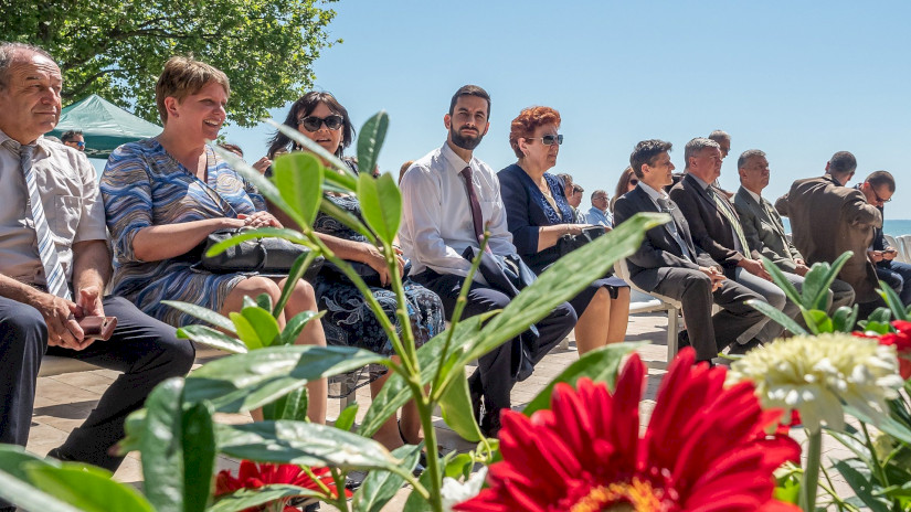 A megnyitó közönsége a Balaton partján