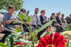 A megnyitó közönsége a Balaton partján