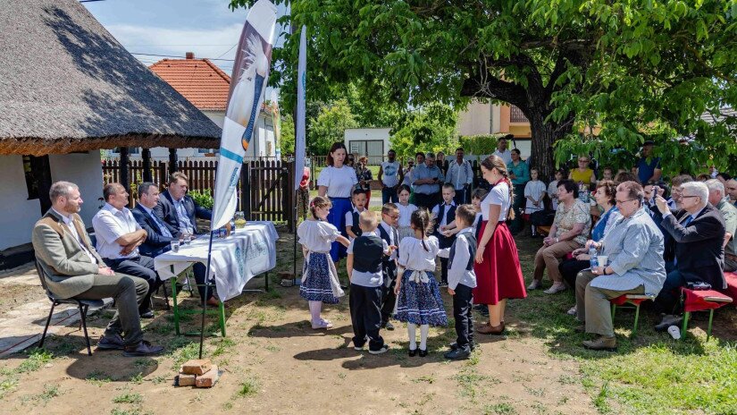 A megnyitóünnepségen a helyi óvodások és kisiskolások népi viseletbe öltözve népi játékokat, táncokat mutattak be.