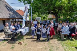 A megnyitóünnepségen a helyi óvodások és kisiskolások népi viseletbe öltözve népi játékokat, táncokat mutattak be.