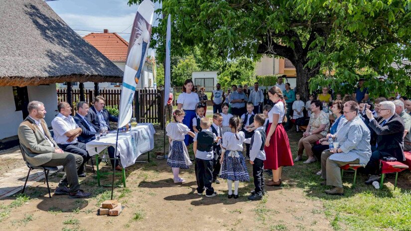 A megnyitóünnepségen a helyi óvodások és kisiskolások népi viseletbe öltözve népi játékokat, táncokat mutattak be.