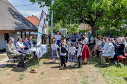 A megnyitóünnepségen a helyi óvodások és kisiskolások népi viseletbe öltözve népi játékokat, táncokat mutattak be.