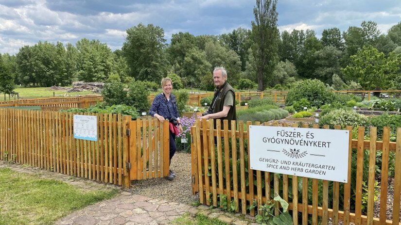 A megújult fűszer- és gyógynövénykert (Kaszián Ágota és Barcza Gábor majorgazda)