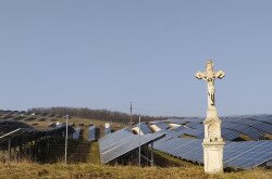 A napelemtáblák ipari jellegű megjelenésükkel nem nyújtanak harmonikus hátteret a több, mint 100 éves feszületnek