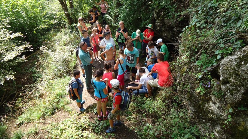An der Mündung der Höhle (Likas-kő), Waldschule Tour
