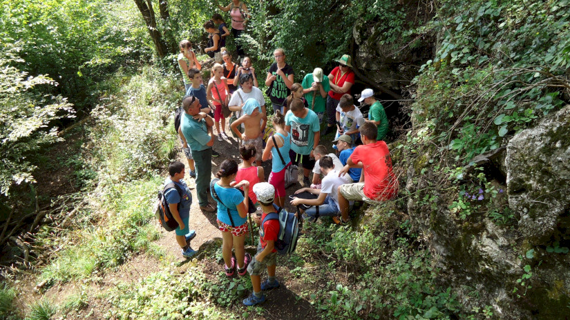 An der Mündung der Höhle (Likas-kő), Waldschule Tour