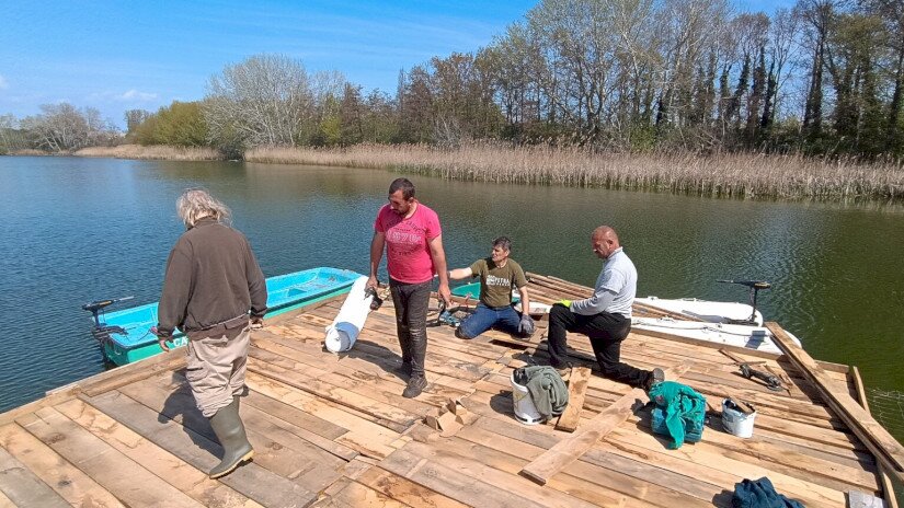 A pallók hosszanti és keresztirányú fedésben kerültek a platformra.