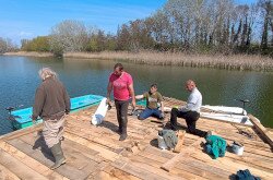 A pallók hosszanti és keresztirányú fedésben kerültek a platformra.