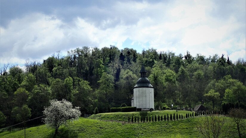 A rotunda látképe a falu felől