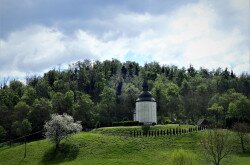 A rotunda látképe a falu felől