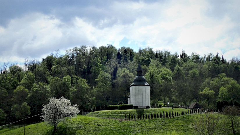 A rotunda látképe a falu felől