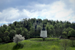A rotunda látképe a falu felől