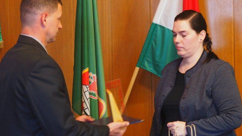 A Talabér Ádám Andrásnak járó posztumusz díjat Zagyva-Fazekas Veronika, a Tavasbarlang Látogatóközpont csoportvezetője vette át.