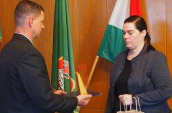 A Talabér Ádám Andrásnak járó posztumusz díjat Zagyva-Fazekas Veronika, a Tavasbarlang Látogatóközpont csoportvezetője vette át.