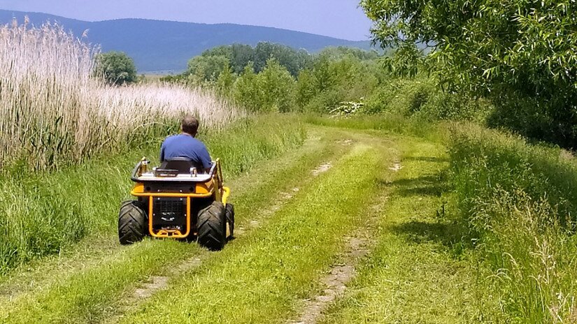 A töltés kaszálása a Mikládi-tónál