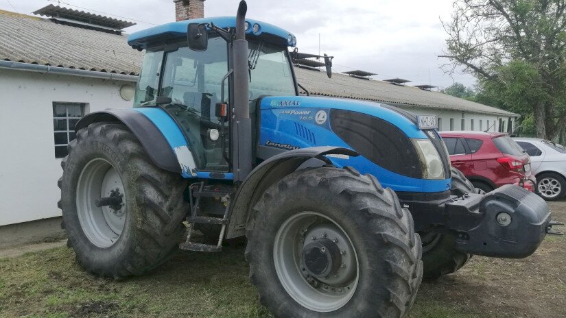 A traktor oldalról
