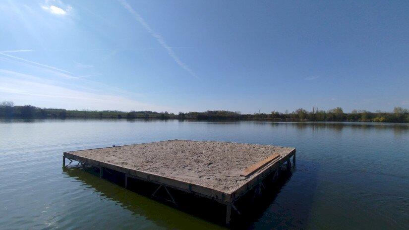 Az elkészült költőszíget, amelyre búvó- és árnyékoló helyek is készülnek.