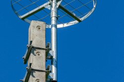 Az EON szakemberei egy légvezeték nélküli, új, magasabb oszlopot állítottak fel, gólyafészek tartóval ellátva. 
