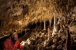 Balatonederics, Csodabogyós-barlangban egy barlangász rengeteg cseppkőnél