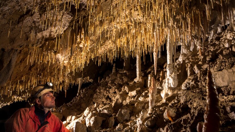 Balatonederics, Csodabogyós-barlangban egy barlangász rengeteg cseppkőnél