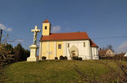 Belterületi út mentén álló feszület Becsehelyen