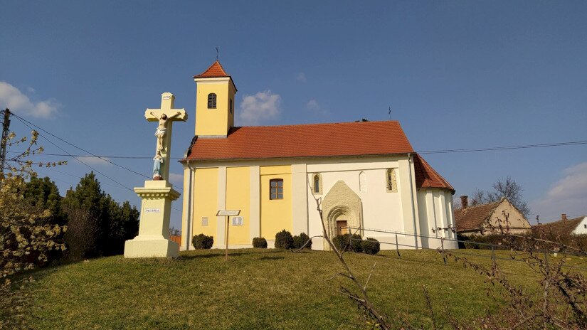 Belterületi út mentén álló feszület Becsehelyen