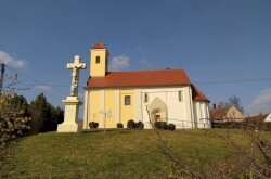 Belterületi út mentén álló feszület Becsehelyen