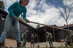 Bemutatókert kialakítása a Gyepvédelmi Információs Központ körül