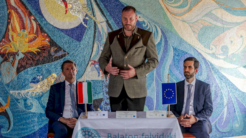 Bende Zsolt, a Balaton-felvidéki Nemzeti Park Igazgatóság igazgatója beszédet mond az eseményen.